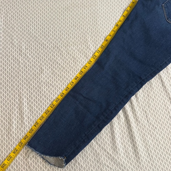 FRAME - Le Skinny de Jeanne Raw Hem Asymmetric Jean in York - Picture 6 of 6